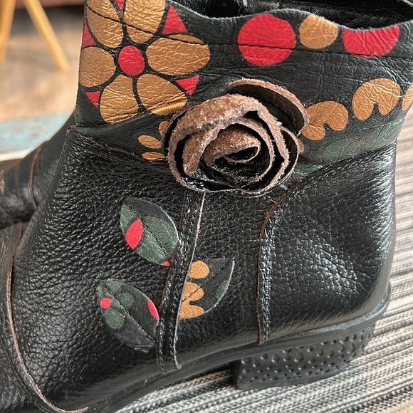 Cute Black Leather Ankle Boots with Floral Design. Europian style - Picture 2 of 8